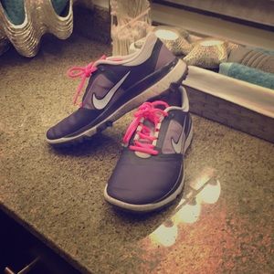 Nike sneaker size 9 women